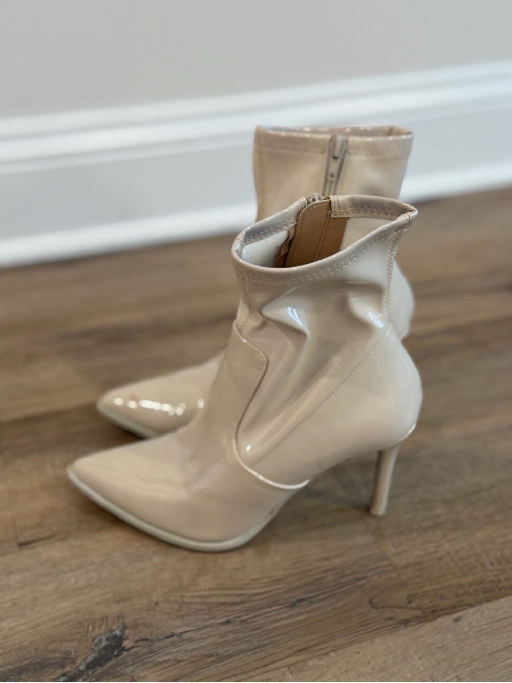 Steve Madden Womens US 7 Beige Patent Leather Ankle Bootie Stiletto Zip